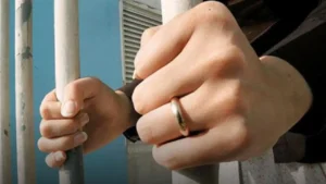 العقوبة القانونية للجمع بين زوجين: حبس وغرامة تصل إلى حد التنفيذ القضائي